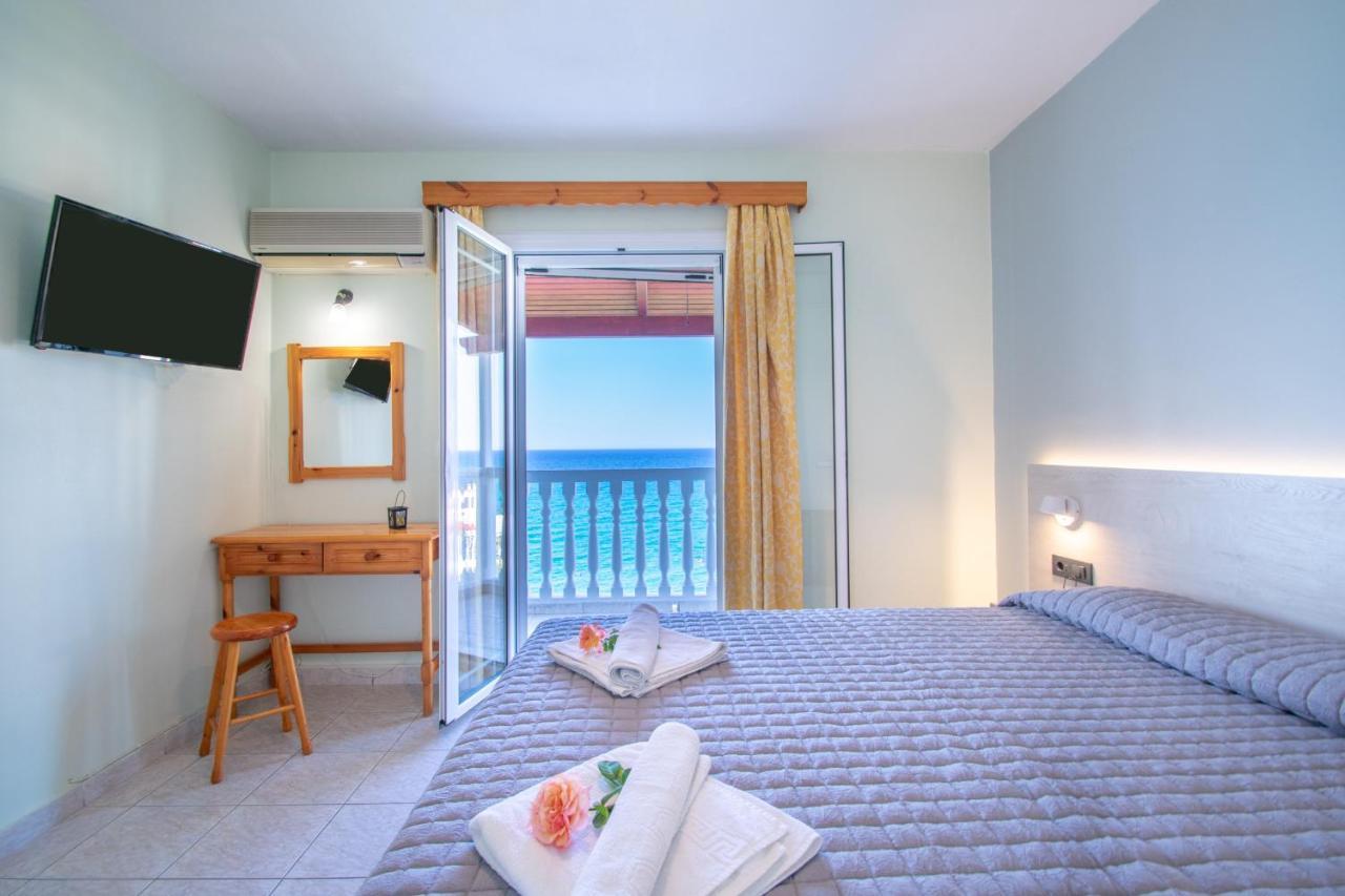 Baywatch Apartments On The Beach By "Elite" Ammoudi Exterior foto