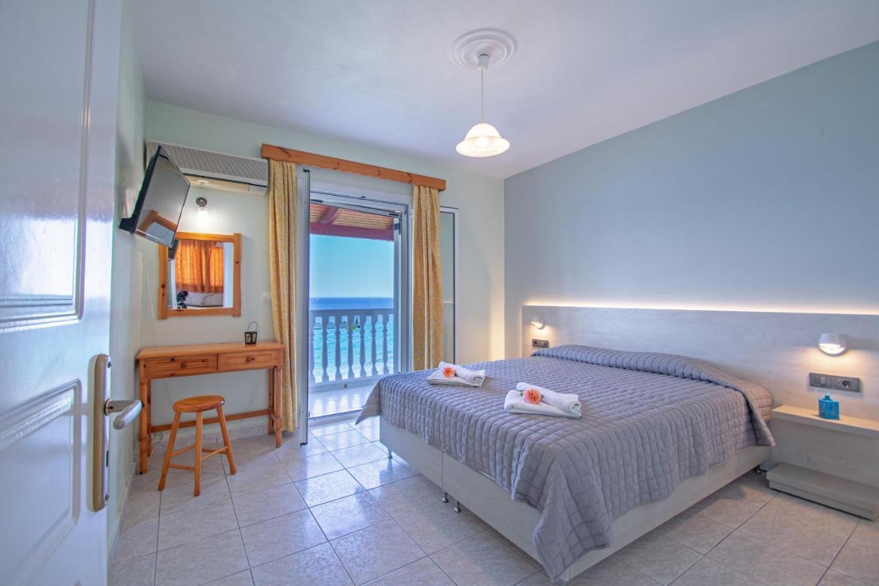 Baywatch Apartments On The Beach By "Elite" Ammoudi Exterior foto