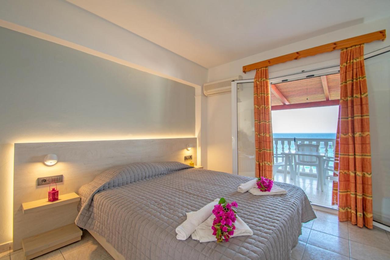 Baywatch Apartments On The Beach By "Elite" Ammoudi Exterior foto