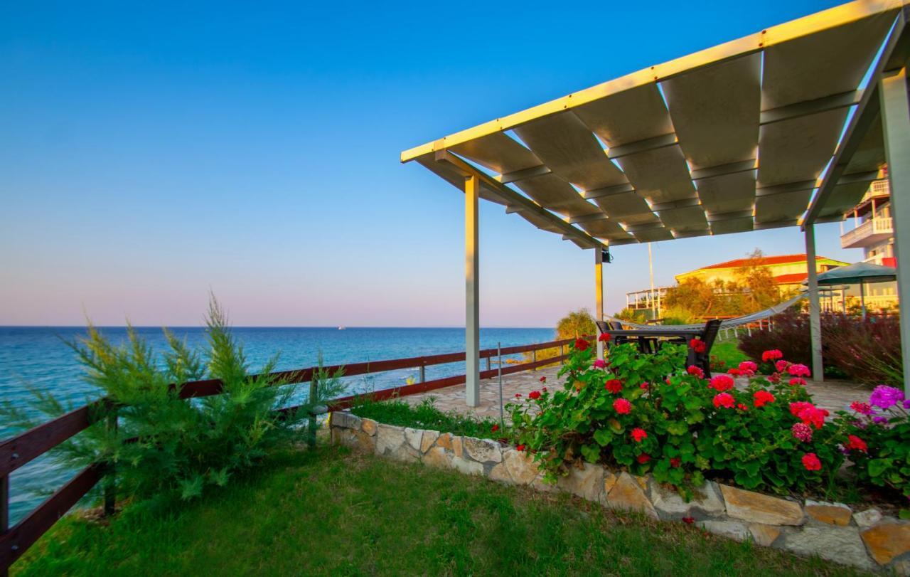 Baywatch Apartments On The Beach By "Elite" Ammoudi Exterior foto