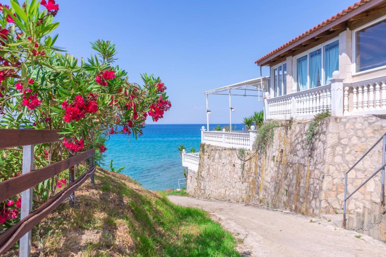 Baywatch Apartments On The Beach By "Elite" Ammoudi Exterior foto