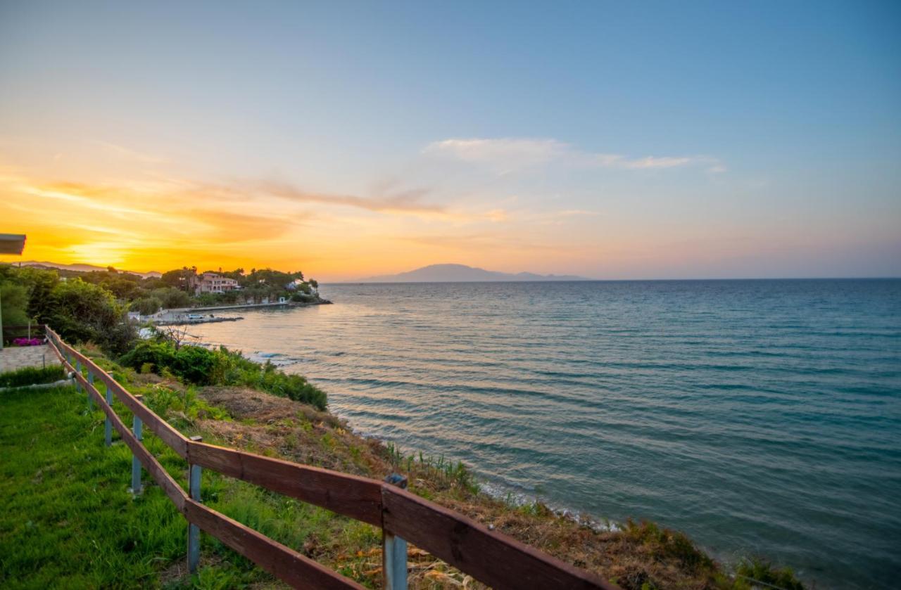 Baywatch Apartments On The Beach By "Elite" Ammoudi Exterior foto