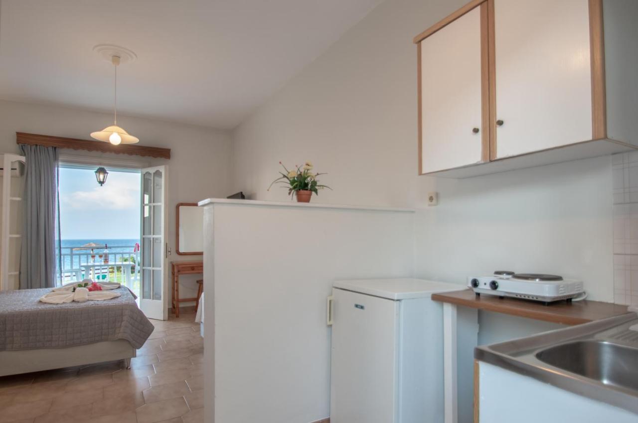 Baywatch Apartments On The Beach By "Elite" Ammoudi Exterior foto