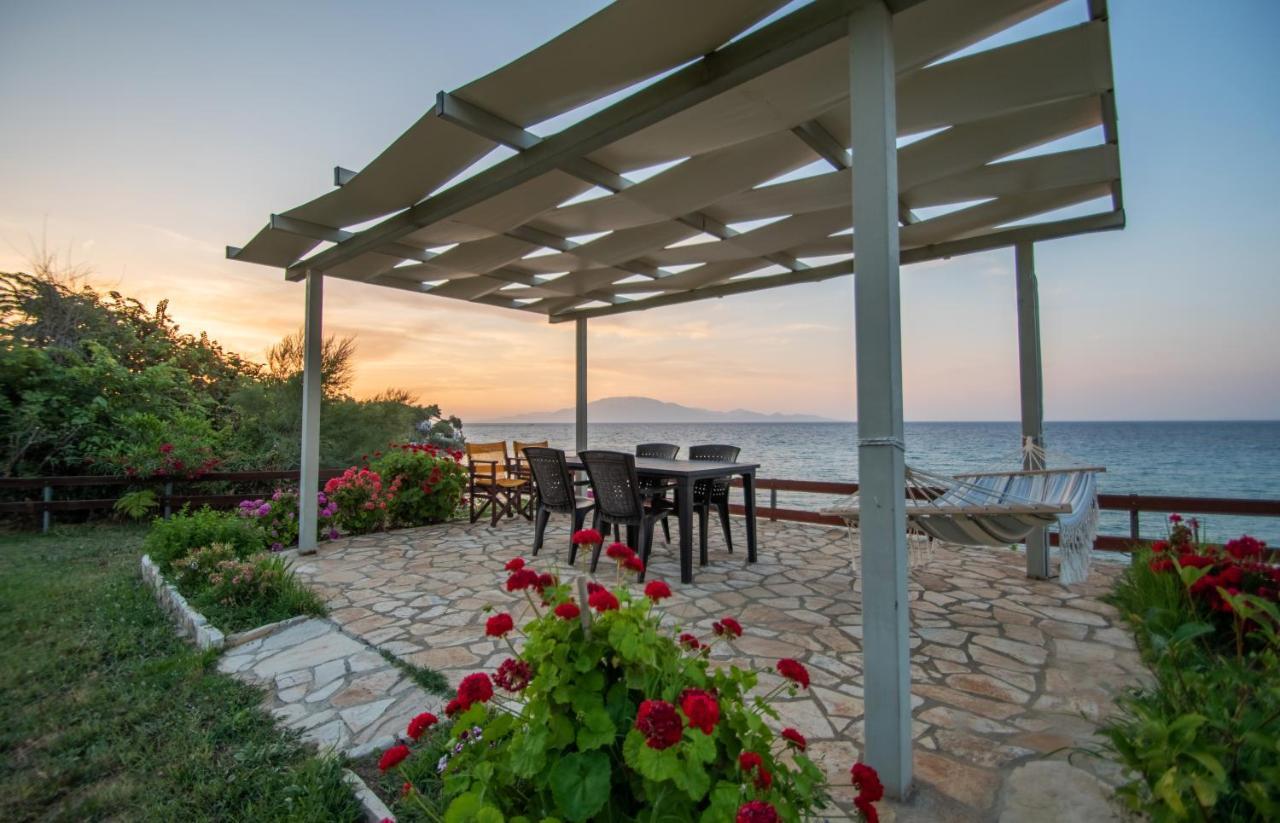 Baywatch Apartments On The Beach By "Elite" Ammoudi Exterior foto