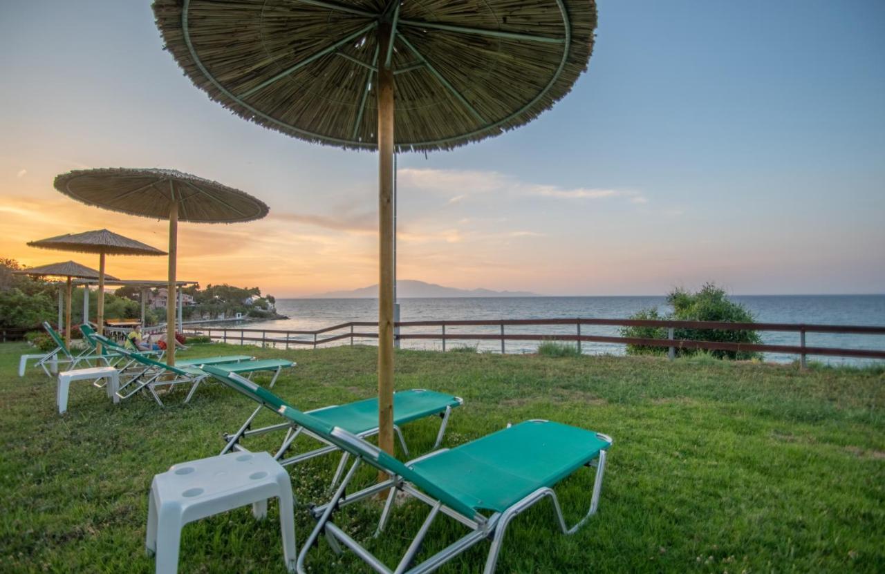 Baywatch Apartments On The Beach By "Elite" Ammoudi Exterior foto