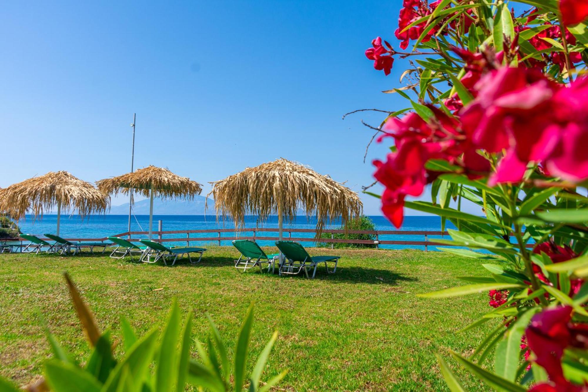 Baywatch Apartments On The Beach By "Elite" Ammoudi Exterior foto