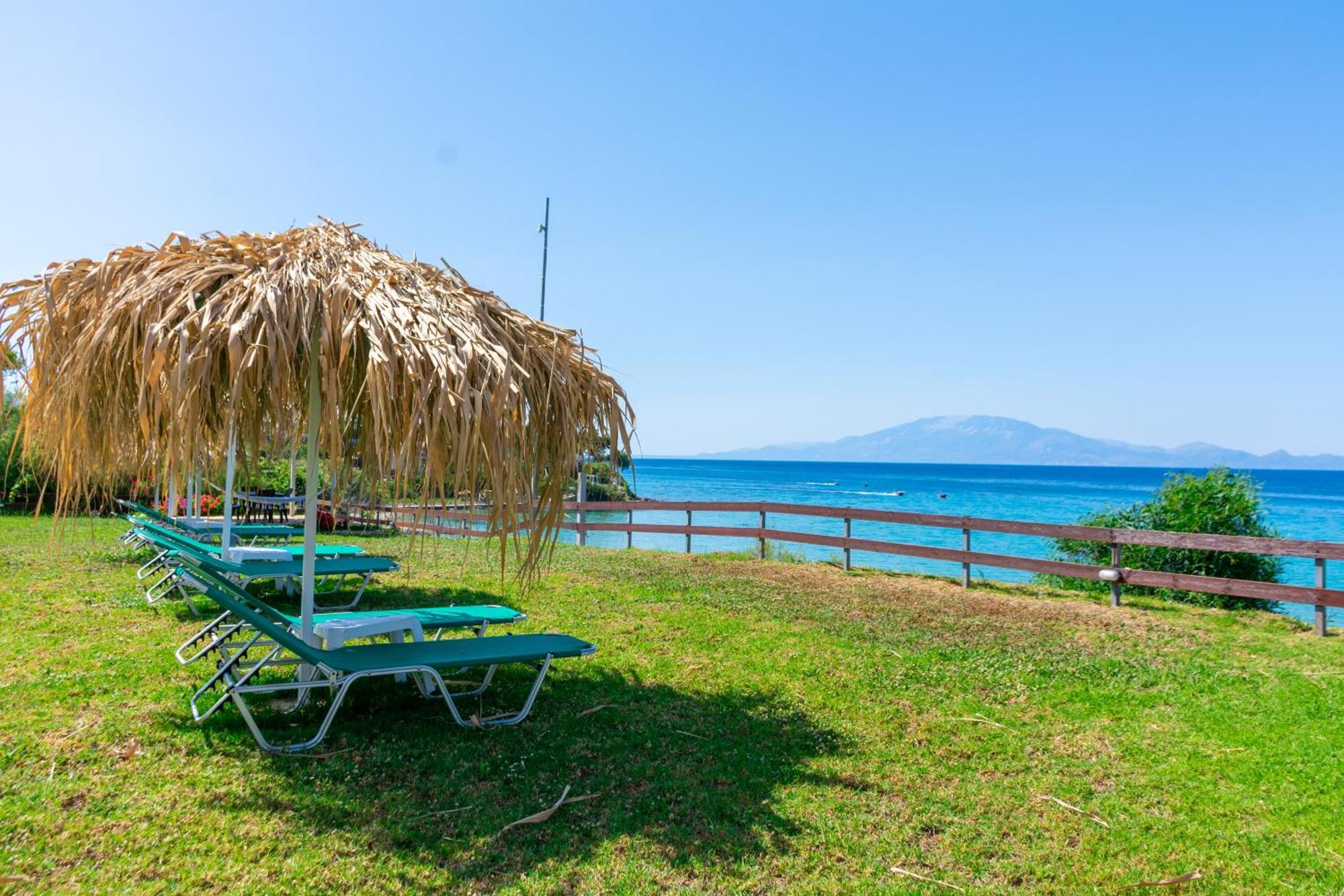 Baywatch Apartments On The Beach By "Elite" Ammoudi Exterior foto