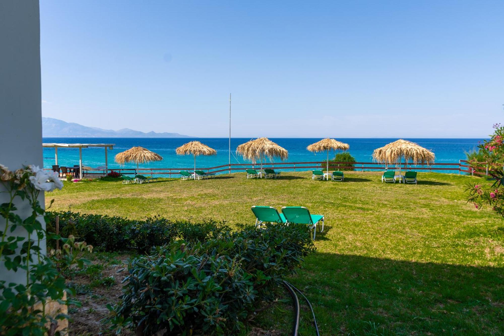 Baywatch Apartments On The Beach By "Elite" Ammoudi Exterior foto