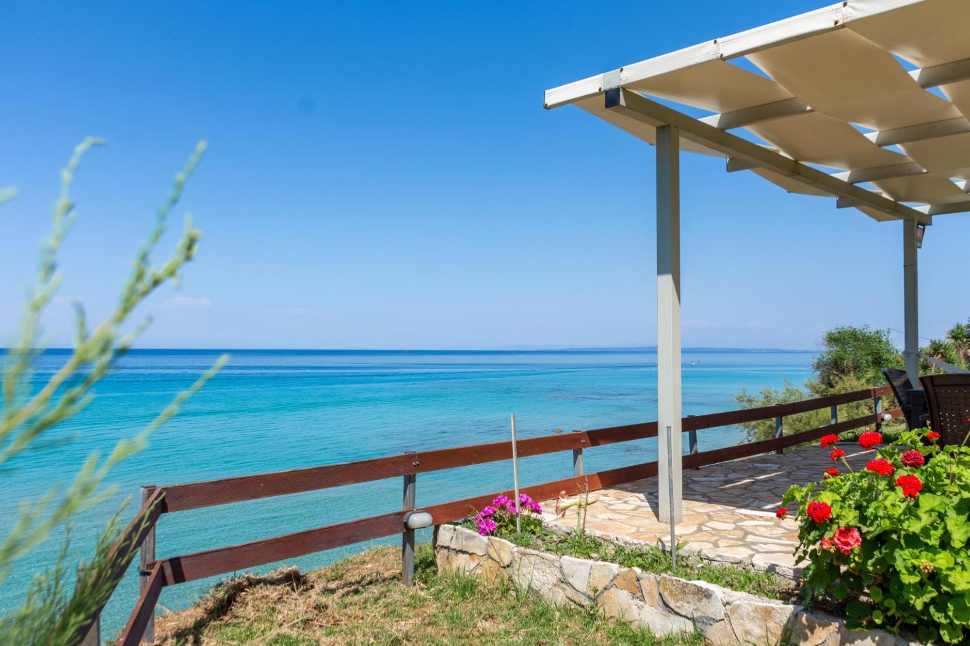 Baywatch Apartments On The Beach By "Elite" Ammoudi Exterior foto