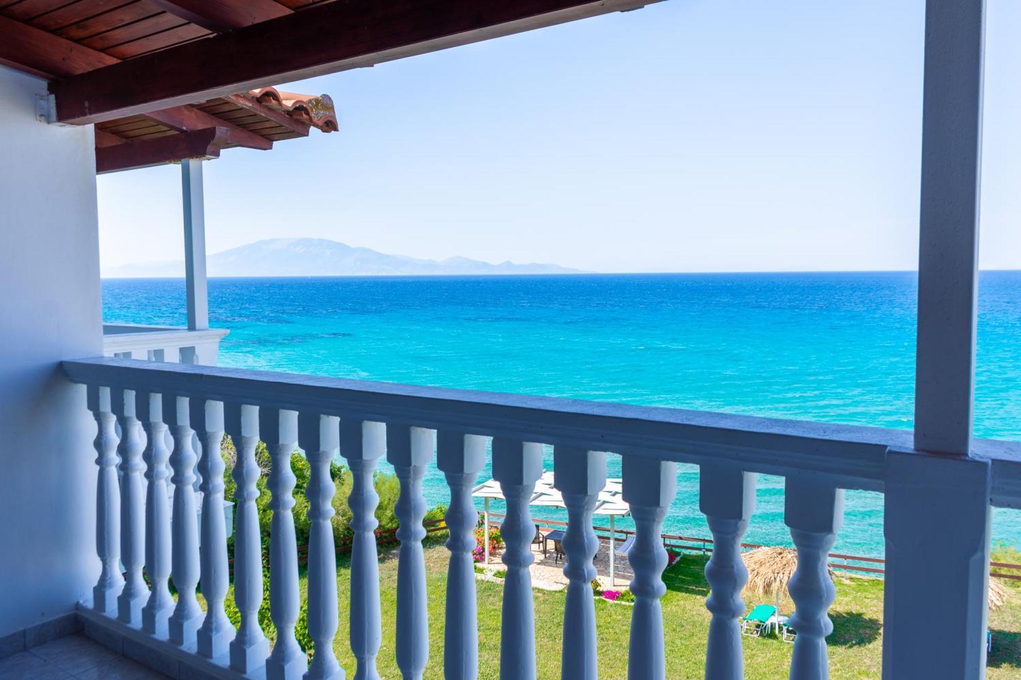 Baywatch Apartments On The Beach By "Elite" Ammoudi Exterior foto